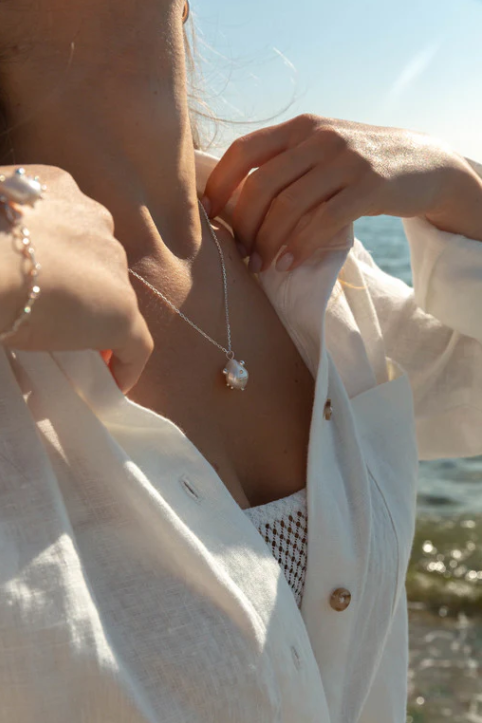 Picky Finders Store. Comet pendant on a silver chain 02. Sterling Silver. By Solarsilver.