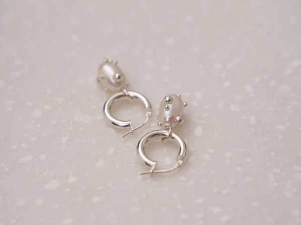 Picky Finders Store. Hoops Comet Small. Earrings 01. Sterling Silver. Pearl. By Solarsilver.