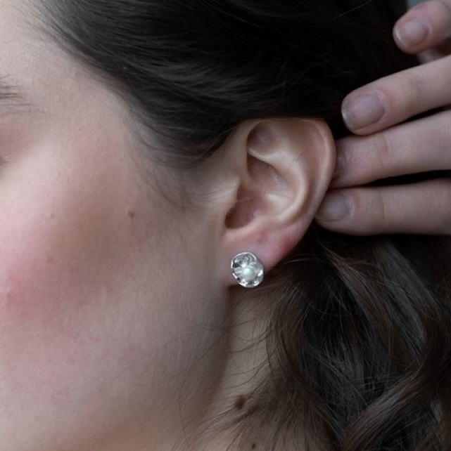 Picky Finders Store. Pearl on a Leaf Earrings 04. Sterling Silver. Freshwater pearl. By Siayvo.