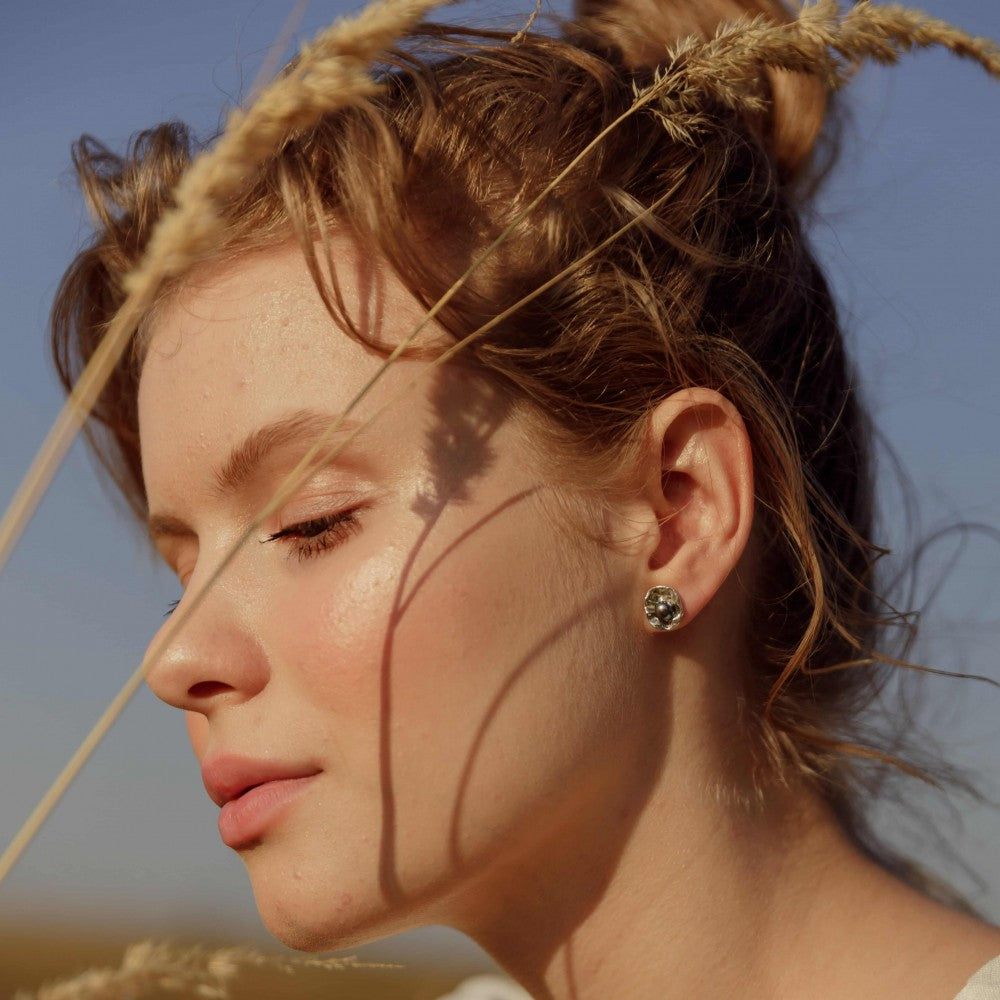 Pearl on a Leaf Earrings - Black Edition Siayvo