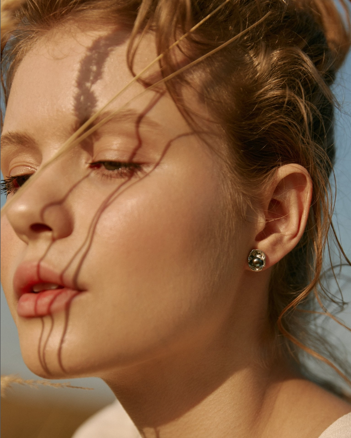 Pearl on a Leaf Earrings - Black Edition Siayvo