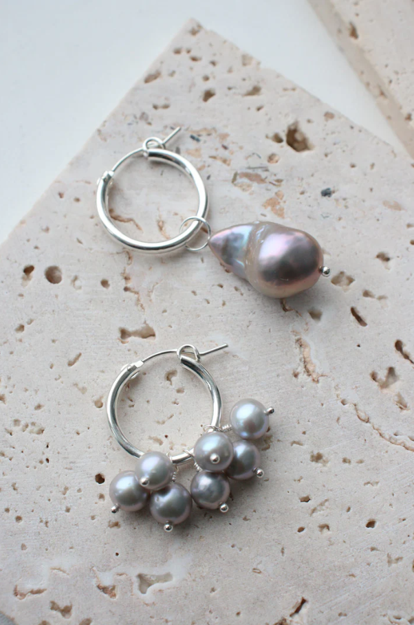 Picky Finders Store. Asymmetrical earrings with gray pearls 01. Sterling Silver. By Solarsilver.