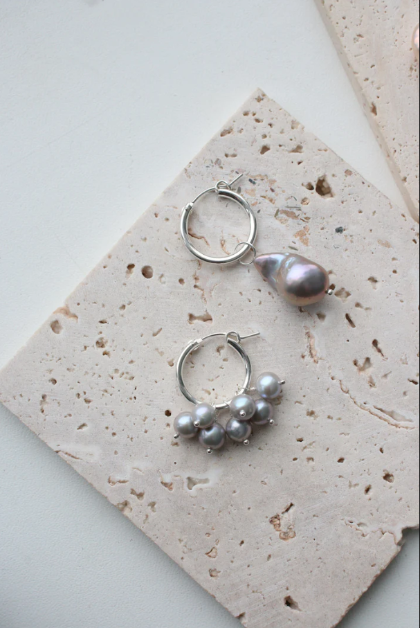 Picky Finders Store. Asymmetrical earrings with gray pearls 02. Sterling Silver. By Solarsilver.