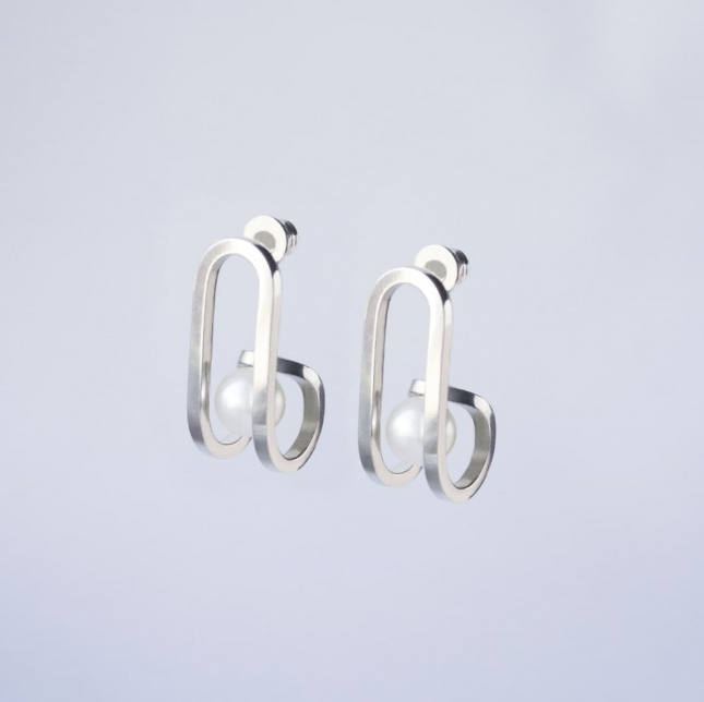 Picky Finders Store. Gravity Earrings 02. Sterling Silver and Pearl. By Siayvo.