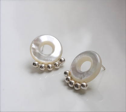 Picky Finders Store. Mother of pearl earrings 01. Sterling Silver. By Solarsilver.