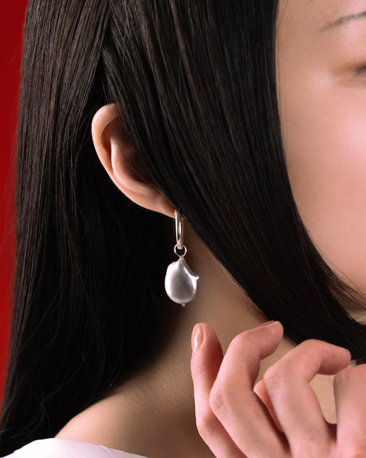 Picky Finders Store. Asymmetrical earrings with gray pearls 05. Sterling Silver. By Solarsilver.