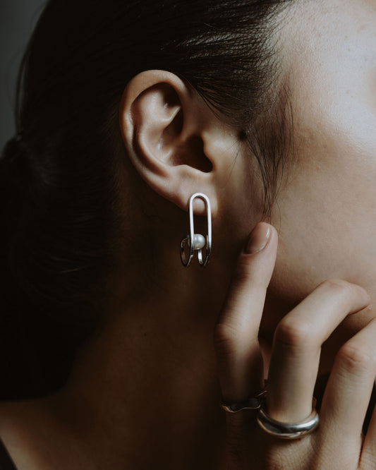 Picky Finders Store. Gravity Earrings 04. Sterling Silver and Pearl. By Siayvo.