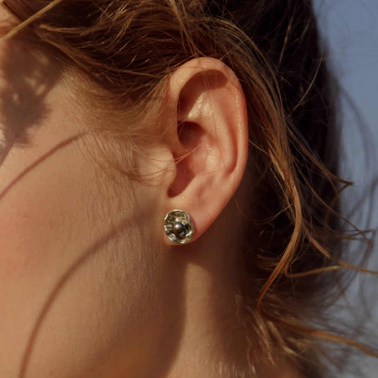 Pearl on a Leaf Earrings - Black Edition Siayvo
